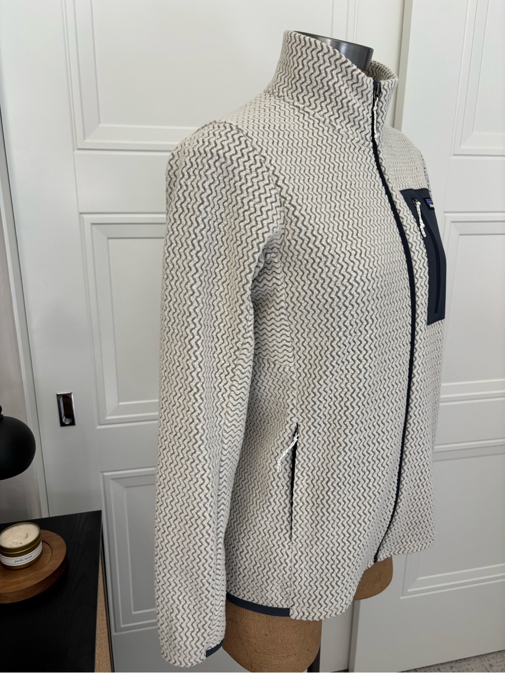 Patagonia Women’s Cream and Slate/Navy Patterned Full-Zip Teddy Jacket - Picture 4 of 10